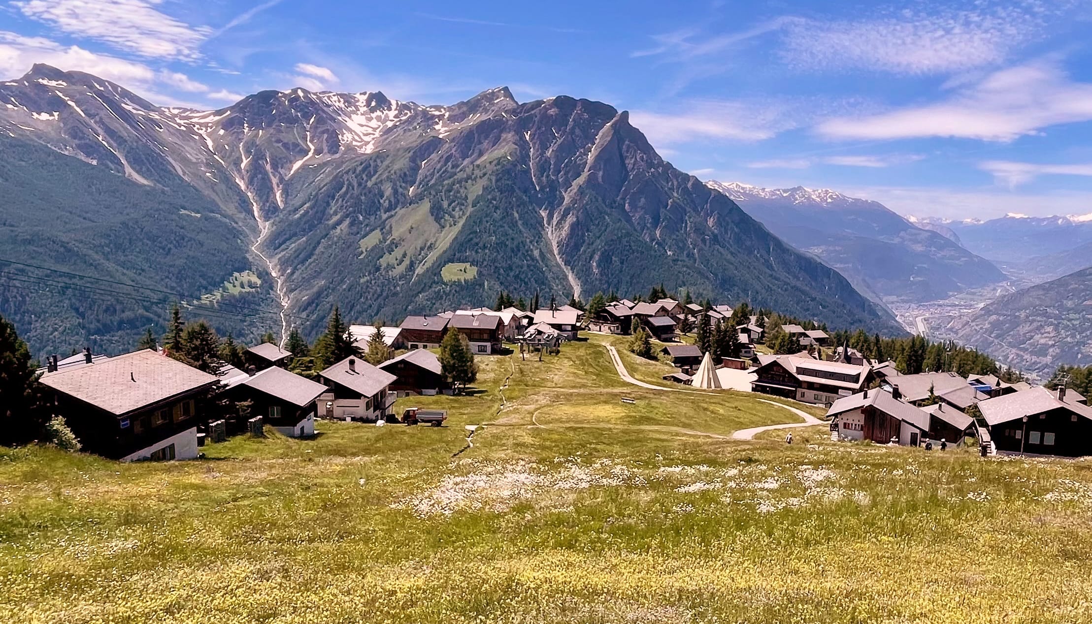 Foto vom Dorf Rosswald von einem Hügel aus fotografiert